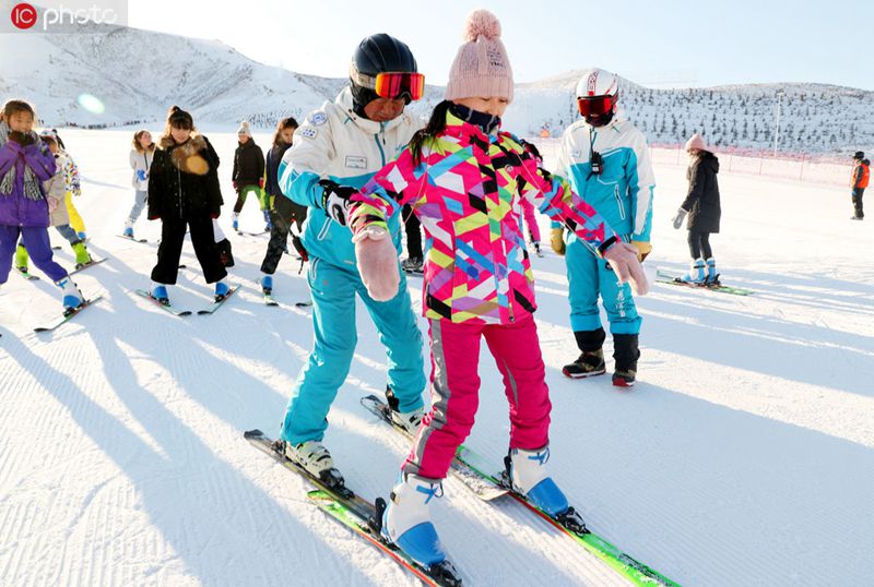 新疆維吾爾（ウイグル）自治区阿勒泰（アルタイ）地区の将軍山スキー場で行われたスキー教室の様子（写真著作権は東方ICが所有のため転載禁止）。 