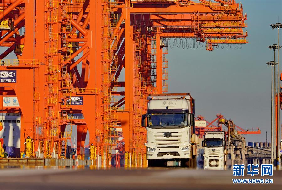 唐山港で無人運転コンテナトラックがテスト運用スタート　河北省