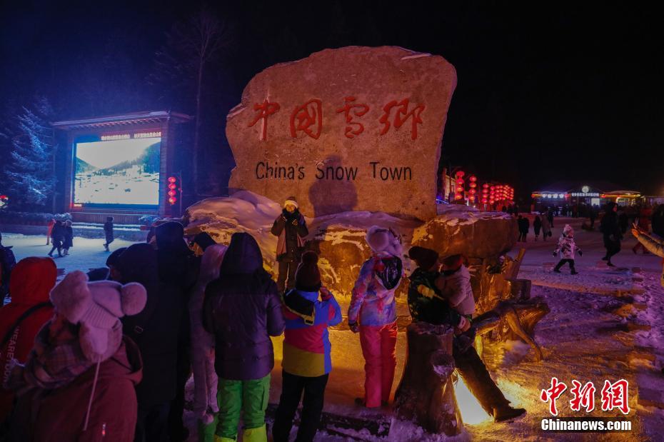 夜の灯りに浮かぶ雪景色　黒竜江省雪郷景勝地