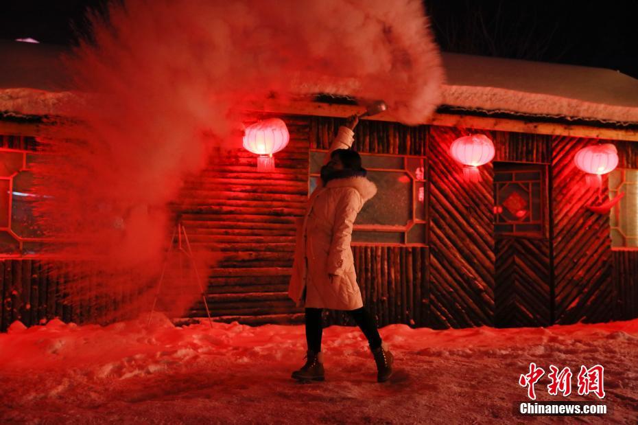 夜の灯りに浮かぶ雪景色　黒竜江省雪郷景勝地
