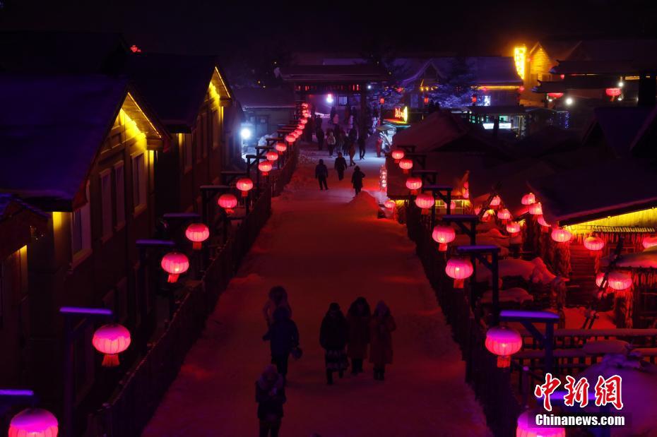 夜の灯りに浮かぶ雪景色　黒竜江省雪郷景勝地