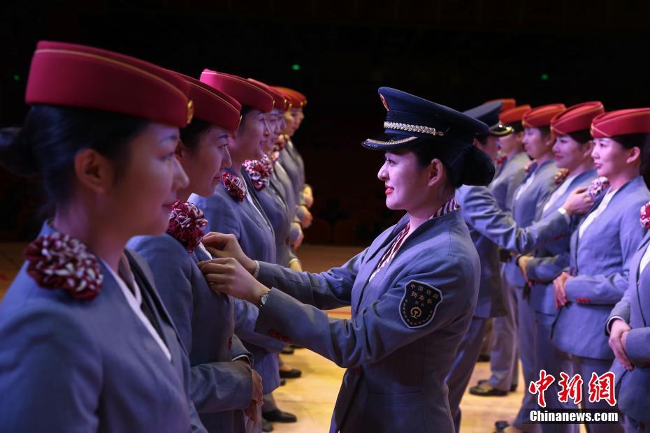 高速鉄道開通を前に女性乗務員のトレーニング姿公開　江西省