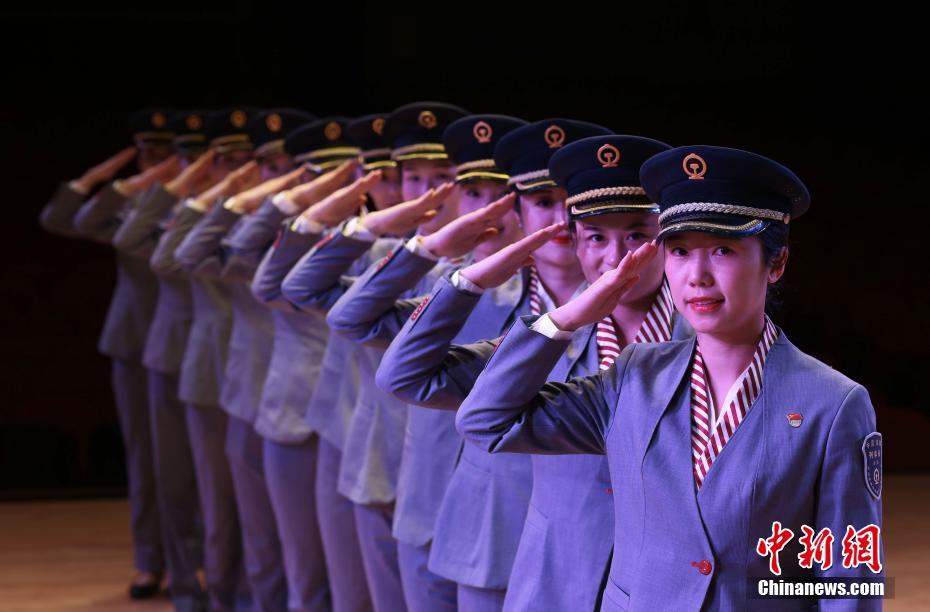 高速鉄道開通を前に女性乗務員のトレーニング姿公開　江西省
