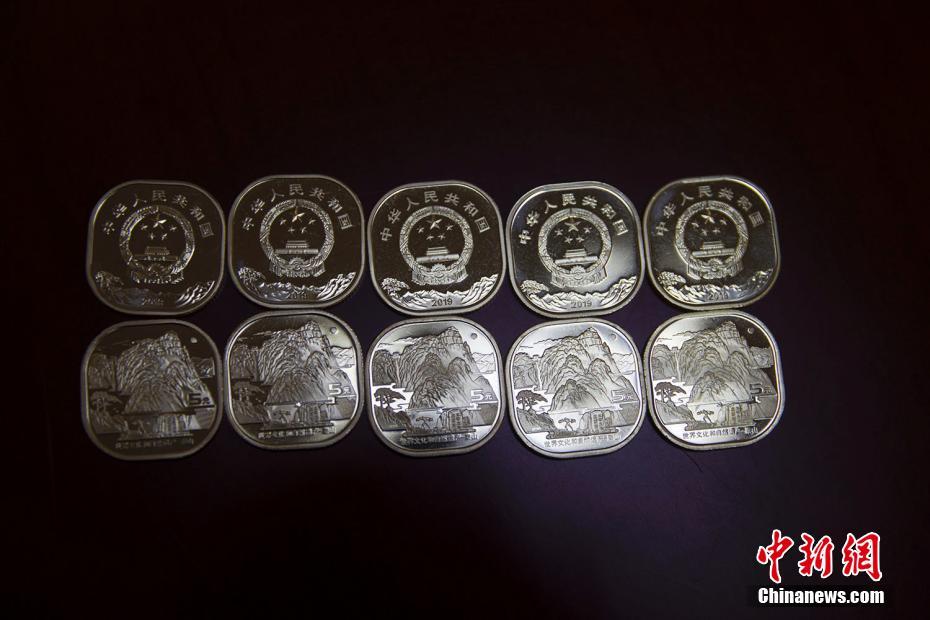 「角丸正方形」の泰山記念硬貨に長蛇の列 山西省太原市