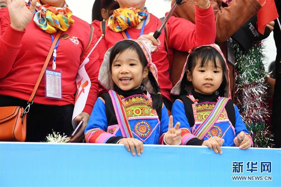 パレードの山車に乗った双子の姉妹（11月28日撮影・楊宗友）。