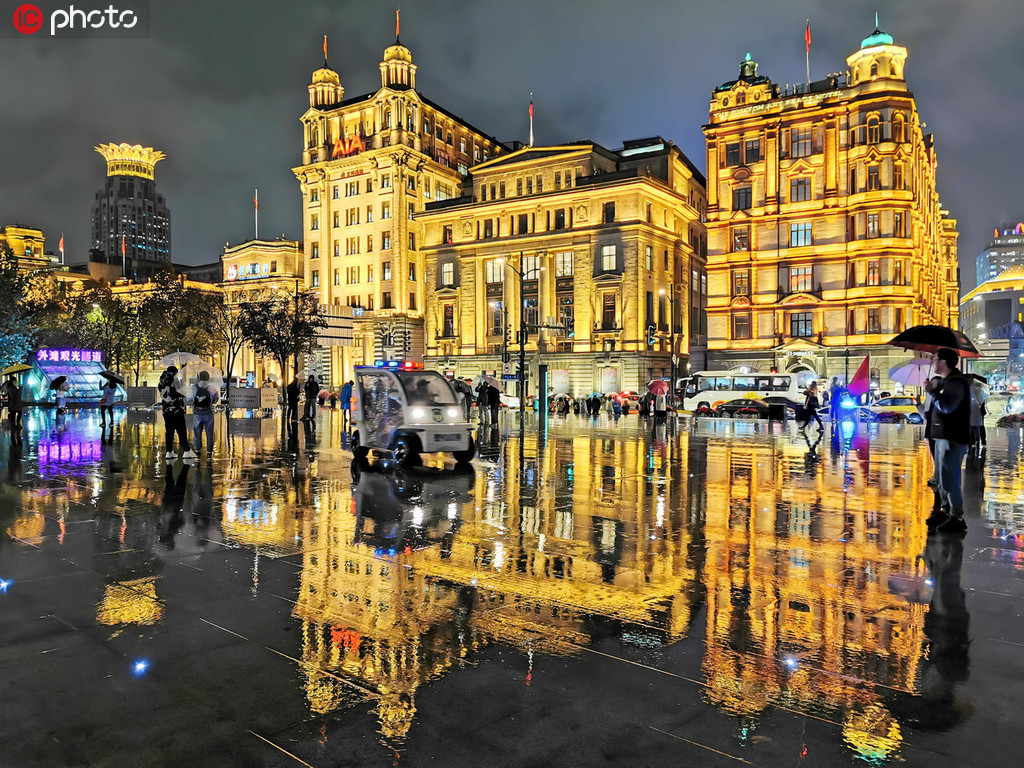 雨の上海・陳毅広場で水たまりに美しく映り込んだ百年の歴史を誇る建築物（写真著作権は東方ICが所有のため転載禁止）。 