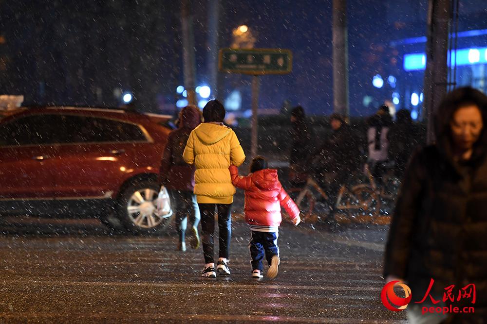 北京で今シーズン初雪観測