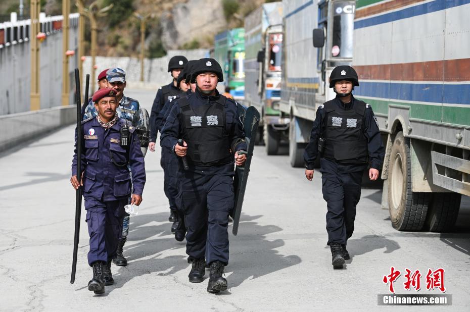 中国とネパールの警察が吉隆出入国検査場で合同パトロール