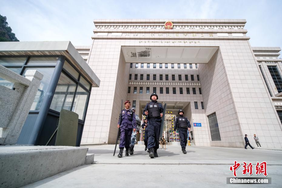 中国とネパールの警察が吉隆出入国検査場で合同パトロール