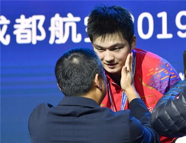 中国の樊振東選手が日本の張本選手を破り優勝　卓球男子W杯