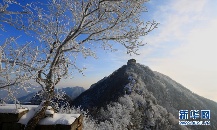 長城の雪景色、絵に描いたような美しさ　北京