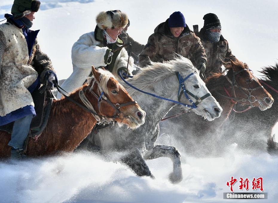 新疆維吾爾(ウイグル)自治区昭蘇（モンゴルキュレ）草原で、馬が牧畜民に追い立てられて雪のの大地を疾走する馬の群れ（撮影・李文武）。