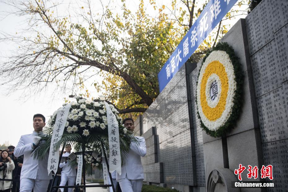 南京大虐殺犠牲者に献花をする儀式の様子（撮影・泱波）。