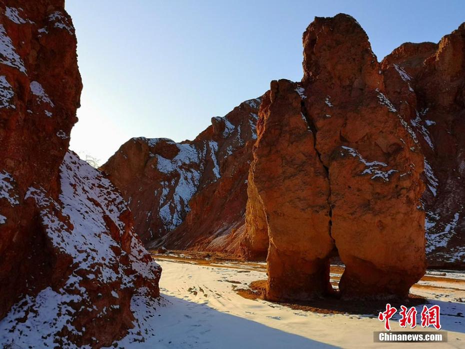 甘粛省の紅溝丹霞、赤い岩と白い雪の「競演」