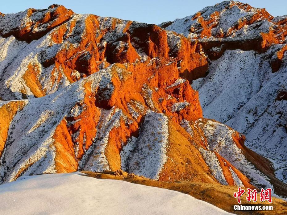 甘粛省の紅溝丹霞、赤い岩と白い雪の「競演」