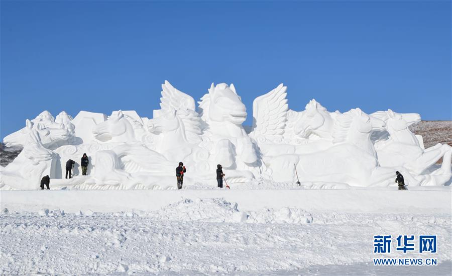 12月4日、参加選手たちが雪の彫刻作品を作る様子（撮影・徐欽）。 