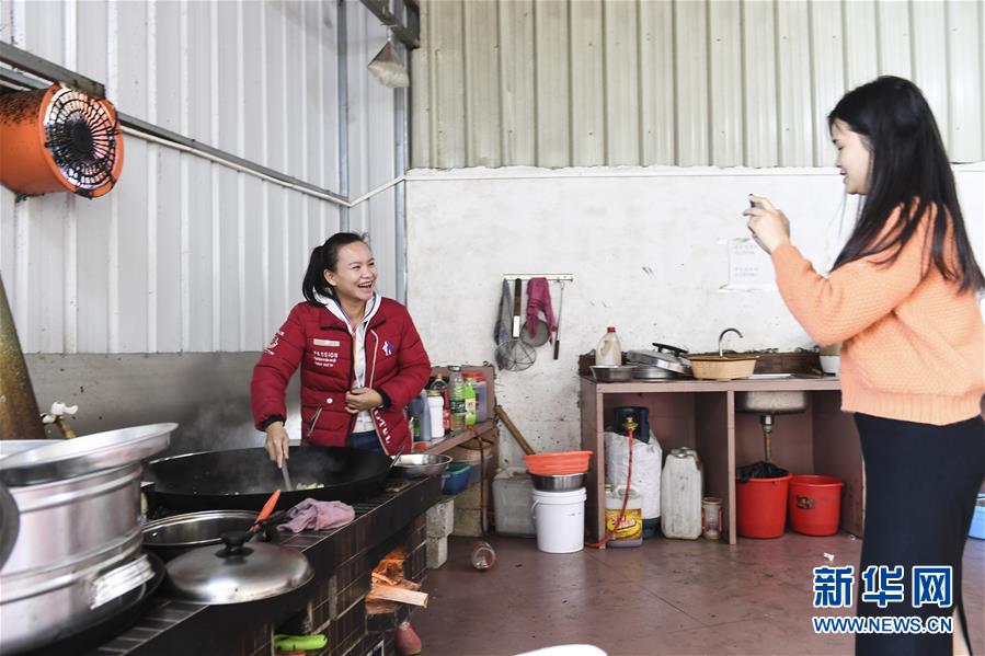家で料理しているショート動画素材を撮影する甘有琴さん（写真左、12月3日撮影・曹禕銘）。