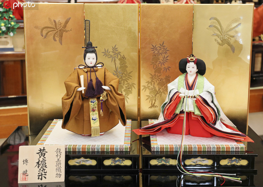 徳仁天皇即位を祝う本物そっくりの装束着た「変わりびな」　日本福岡
