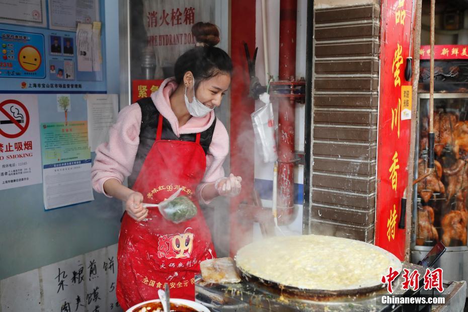 努力で夢を叶えた「95後」の「煎餅西施」 上海
