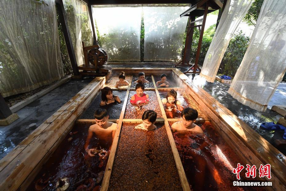 寒さ続く杭州の温泉で「九宮格」生薬風呂体験　浙江省