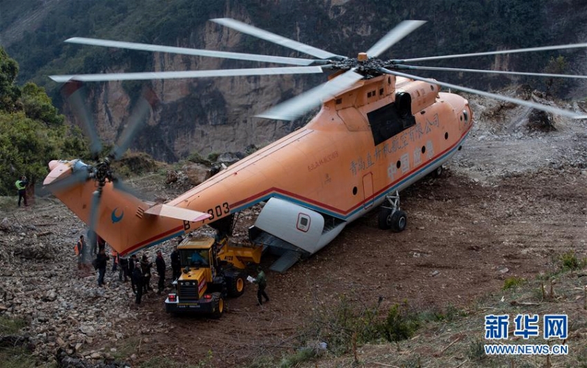 大涼山で村に通じる最後の道路敷設に大型ヘリが大活躍