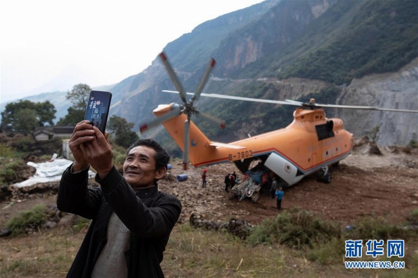 大涼山で村に通じる最後の道路敷設に大型ヘリが大活躍
