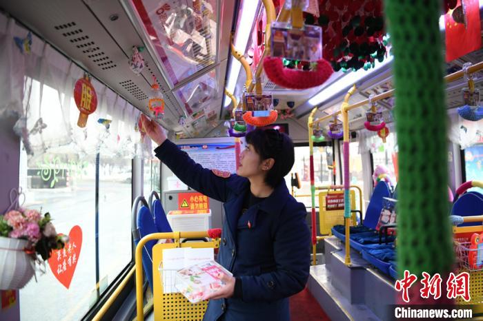 毛糸カバーでほかほか路線バス、女性運転士が手編み　吉林省長春市