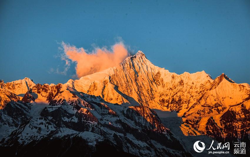 雲南迪慶に現れた「日照金山」の絶景