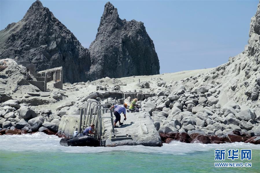 12月9日、火山噴火後にホワイト島に上陸する救助隊員（新華社/AP通信）。