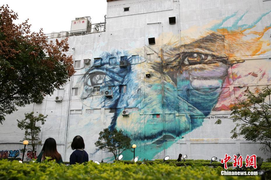 台北西門町に巨大壁画アート、独居老人への関心訴え　台湾地区