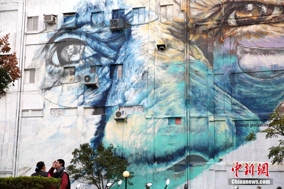 台北西門町に巨大壁画アート、独居老人への関心訴え　台湾地区