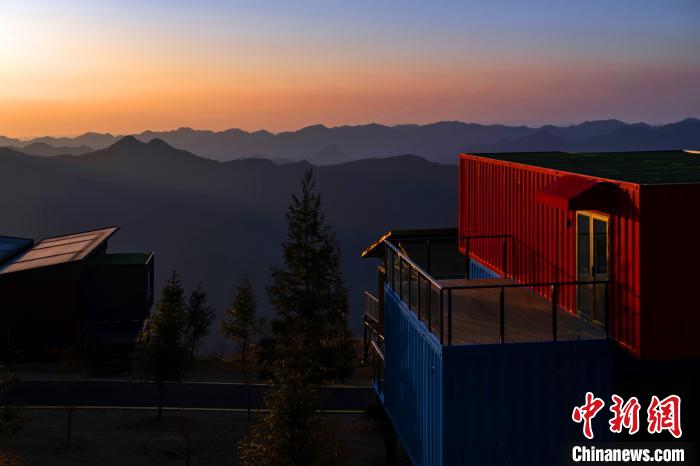 山並みに映えるカラフルなコンテナ宿泊施設　湖北省五峰