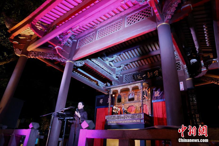 板橋林家花園の歴史的建築物内でフランスのアーティストと台湾地区の台原偶戯団がコラボレーションしたパフォーマンス（撮影・史元豊）。