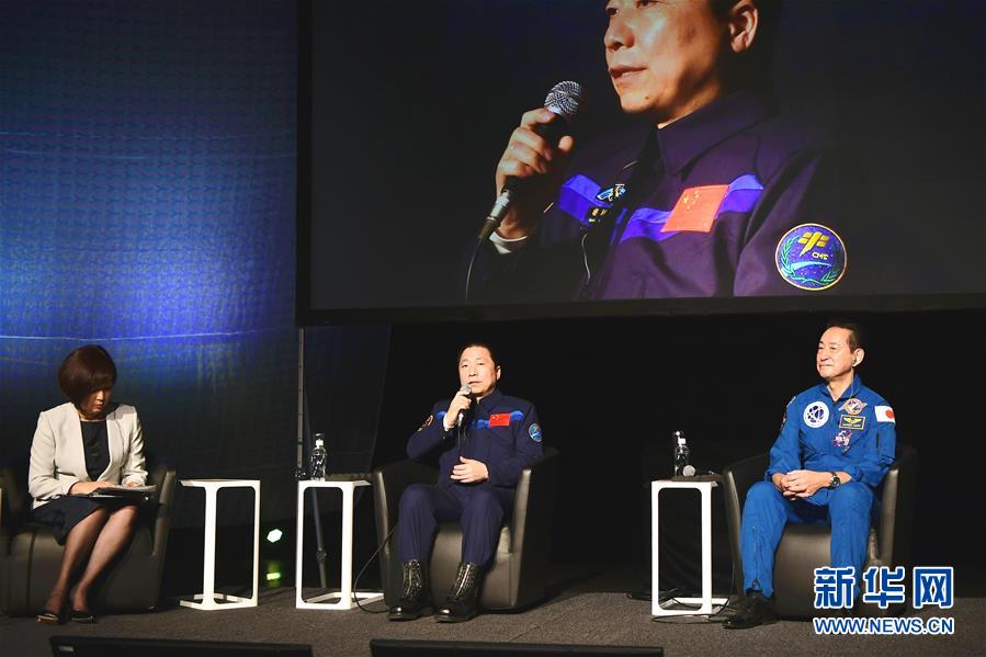 中日の宇宙飛行士が東京で対談