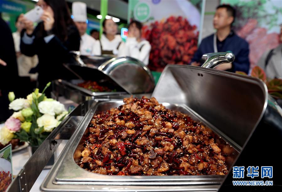 「多肉ムース」など各校の自慢料理が大集合！大学生グルメフェス　上海 