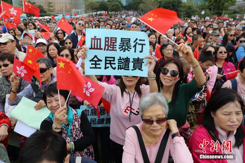 香港市民多数が添馬公園で「暴力反対」訴える集会