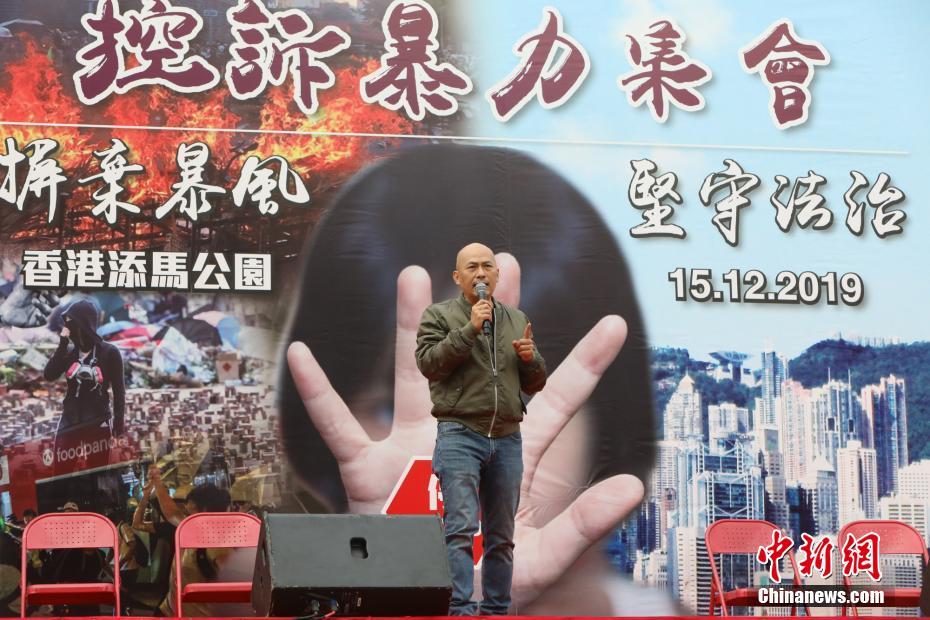 香港市民多数が添馬公園で「暴力反対」訴える集会