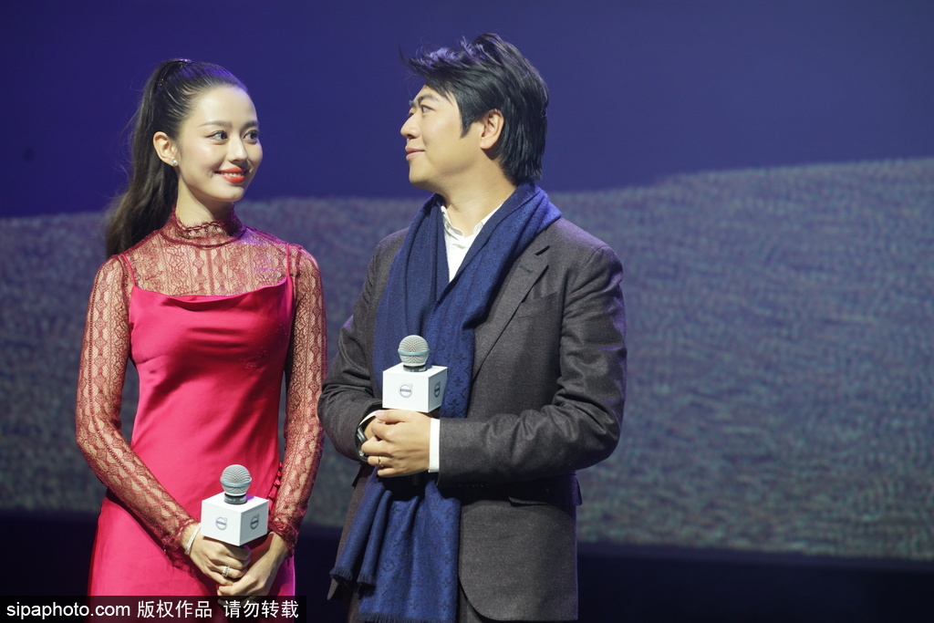 ピアニストの郎朗が妻とお揃いのダウンコートでイベント出席