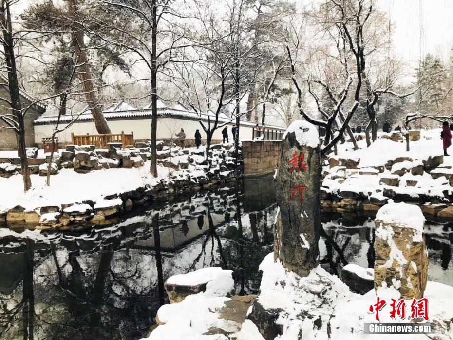 雪にすっぽり覆われた樹木が美しい！河北省承徳で大雪
