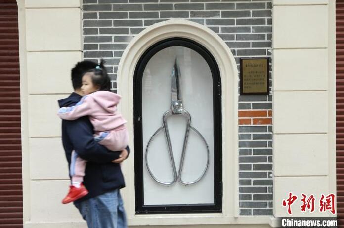 重さ28kgの「ビッグはさみ」が上海に登場して人気に