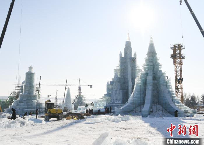 「氷の建築士」5千人が昼夜問わず作業し作り上げた「氷と雪の世界」　吉林省長春