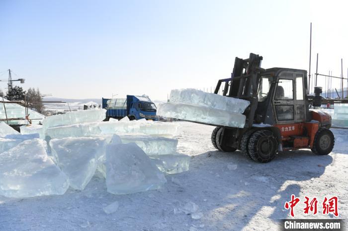 「氷の建築士」5千人が昼夜問わず作業し作り上げた「氷と雪の世界」　吉林省長春