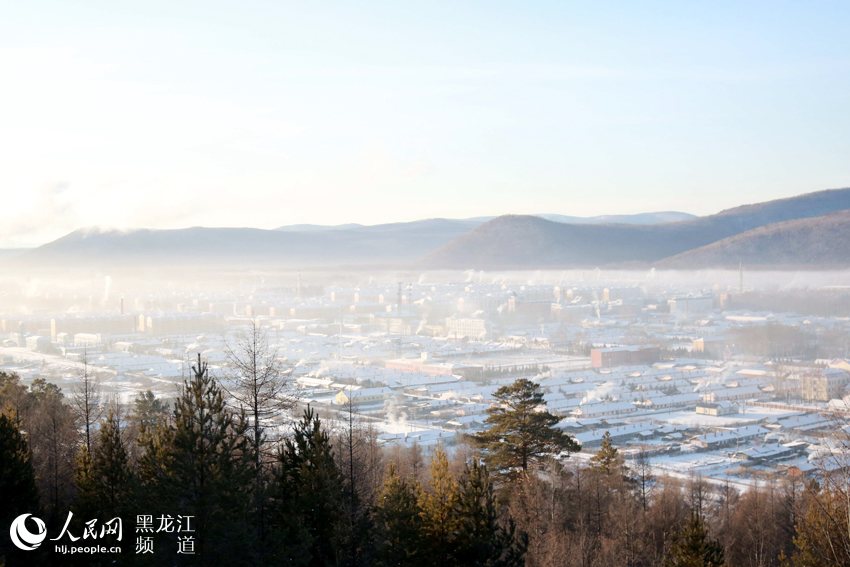 氷と霧に覆われた「中国で一番寒い村」（撮影・馮宏偉）。