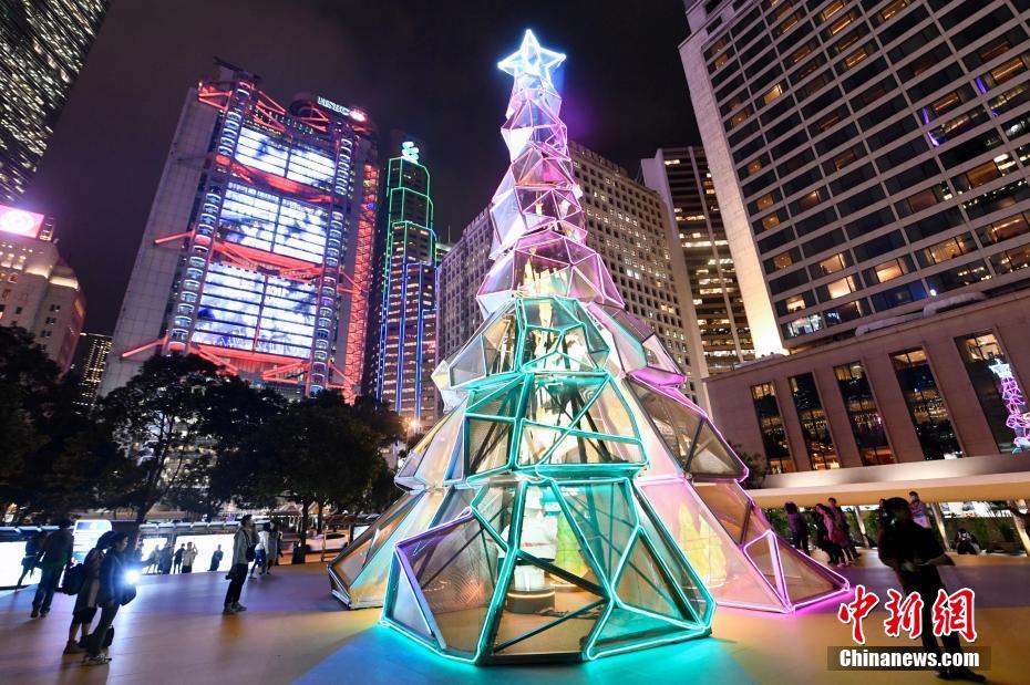 高さ18メートルのアーティスティックなクリスマスツリー　香港地区