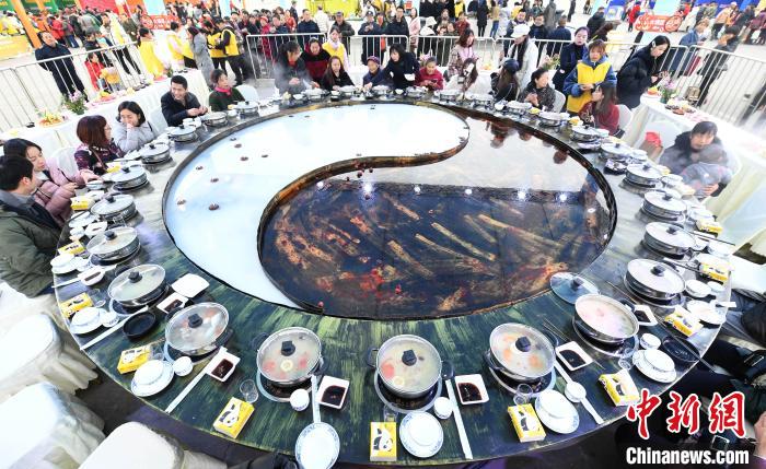 巨大シーフード火鍋がグルメフェスティバルに登場　重慶市