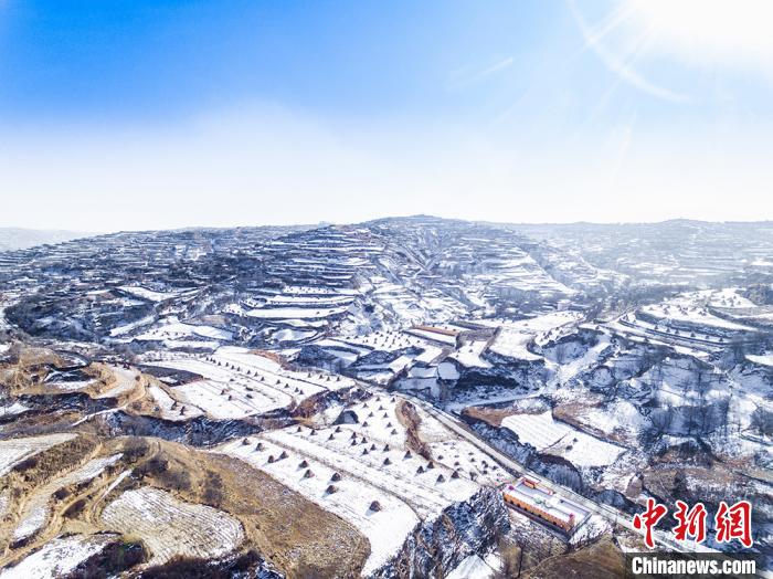 上空から眺めた雪の棚田　甘粛省臨夏