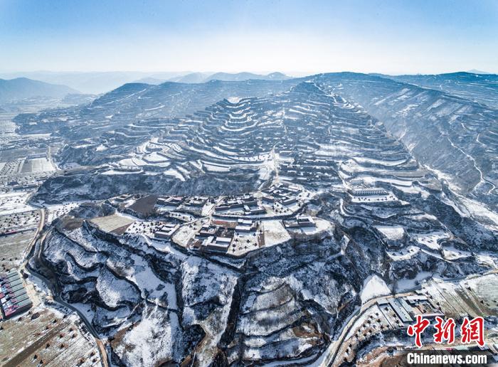 上空から眺めた雪の棚田　甘粛省臨夏