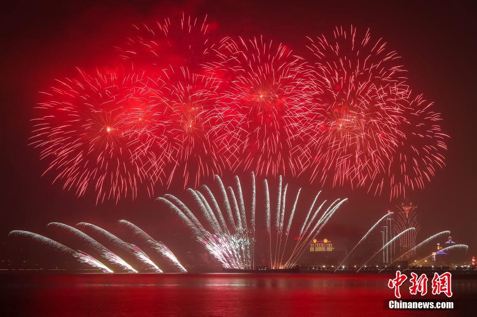 マカオ地区祖国復帰20周年を祝う花火大会の様子（（撮影・謝光磊）。