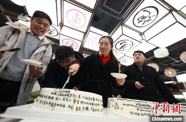 「暗記ケーキ」で大学院試験準備は万端！南京の大学食堂が受験生に振る舞う
