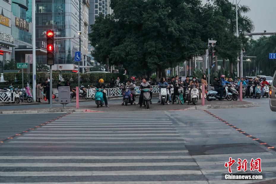 「光る横断歩道」が人々の注目の的に　広西南寧